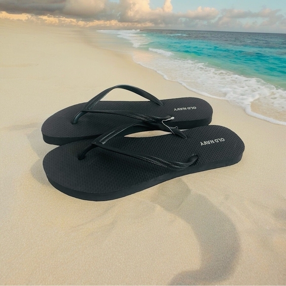 Old Navy Black Slim Flat Flip Flops Women’s Rubber Sandals Size 8 New - Picture 1 of 5